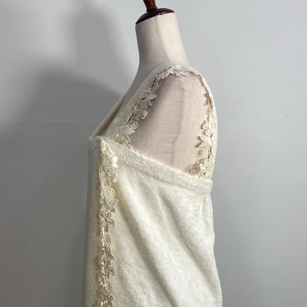 Vintage Cream Wrap Towel Floral Embroidered Flirty‎ feminine Women's S/M